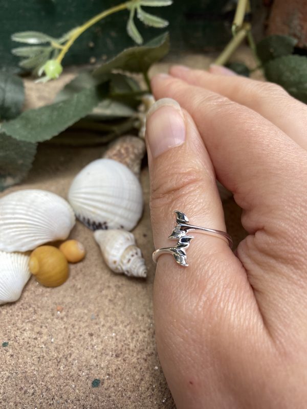 whale tail ring on LJ thumb