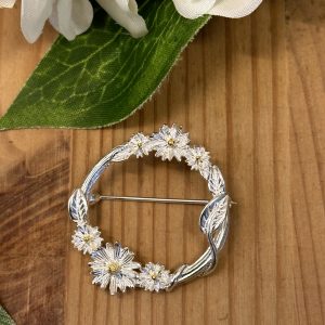Daisy Wreath Brooch